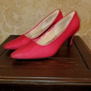 Pointed toe dress pump